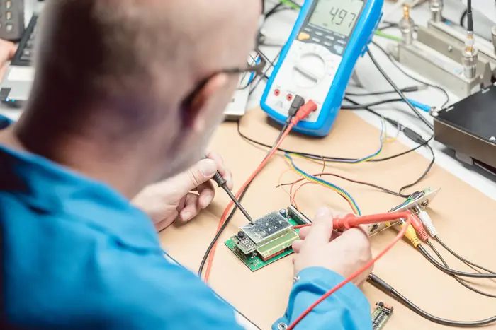 Electronic Engineer reserve engineering a project
